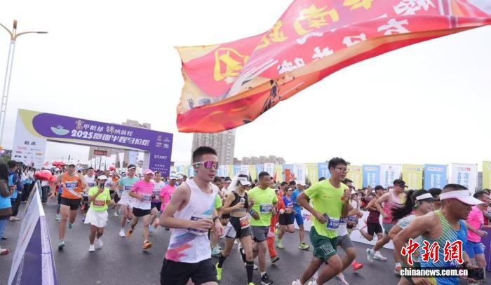 3500名跑友汇聚中国粮都富锦,在万亩水稻田畔开